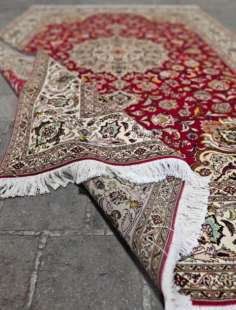 tabriz-red-corner