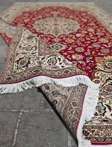 tabriz-red-corner