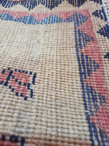 Persian Qashqai Tribal Rug 137 x 91 cm (4.49 x 2.99 ft)