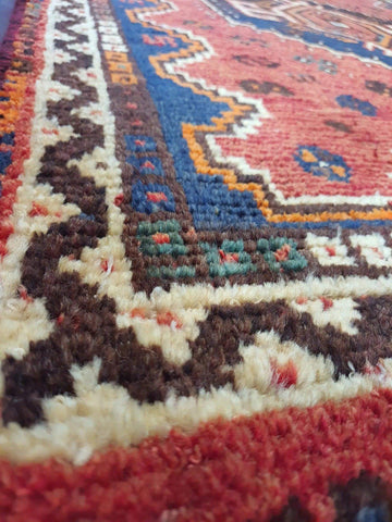 Old Persian Shiraz Qashqai Rug 140 x 105 cm (4.59 x 3.44 ft)