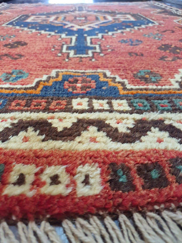 Old Persian Shiraz Qashqai Rug 140 x 105 cm (4.59 x 3.44 ft)