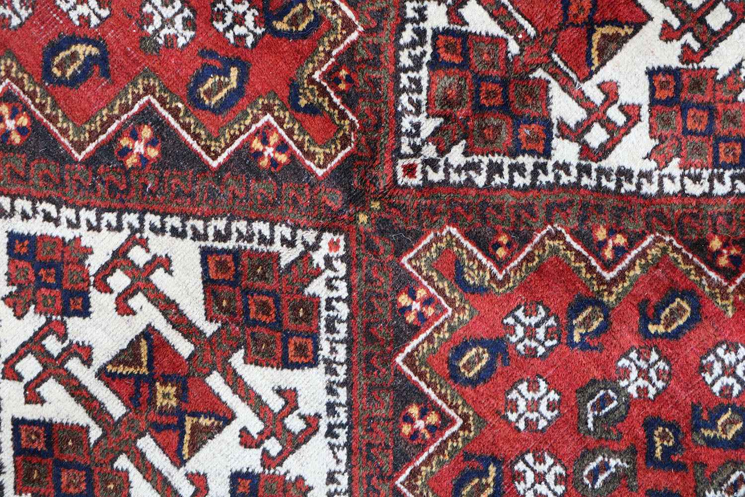 193 x 146 cm Old Persian Shiraz Tribal Wool Hand Knotted Rug Red Blue Colour - Rugoutlet