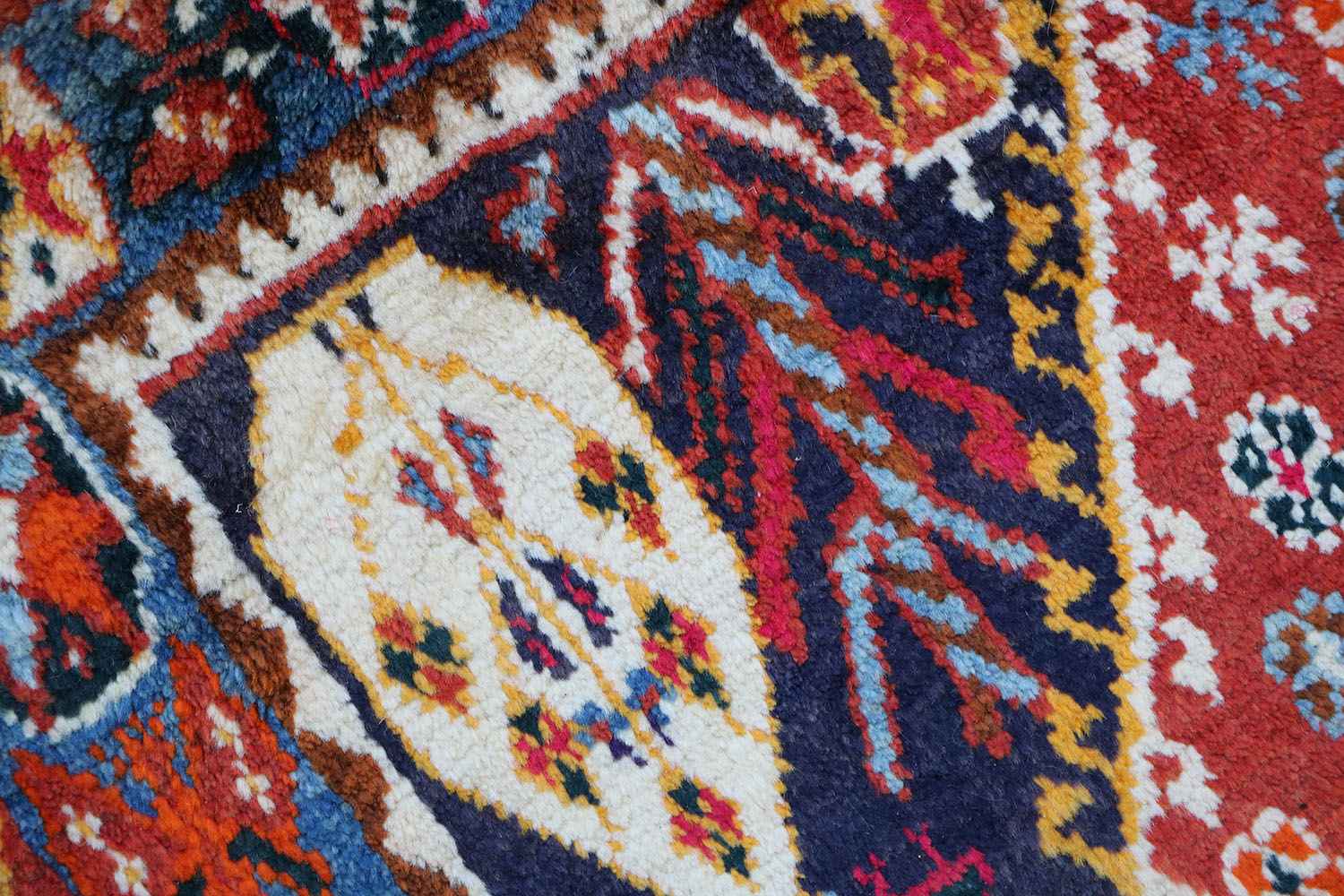 213 x 132 cm Persian Qashqai Tribal Wool Rug Hand-Knotted Multi Colour - Rugoutlet