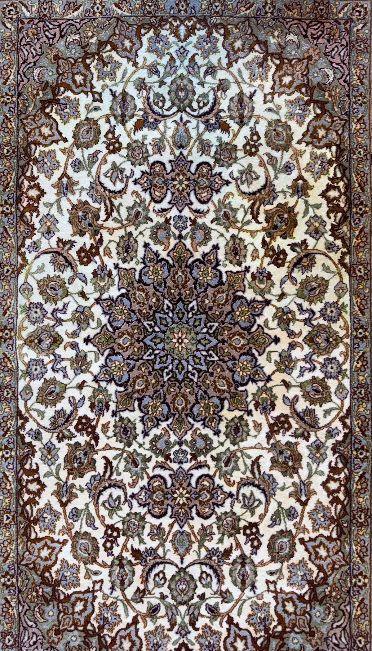 Fine Persian Isfahan Wool Rug 255 x 150 cm ( 8.3 ft by 4.9 ft)